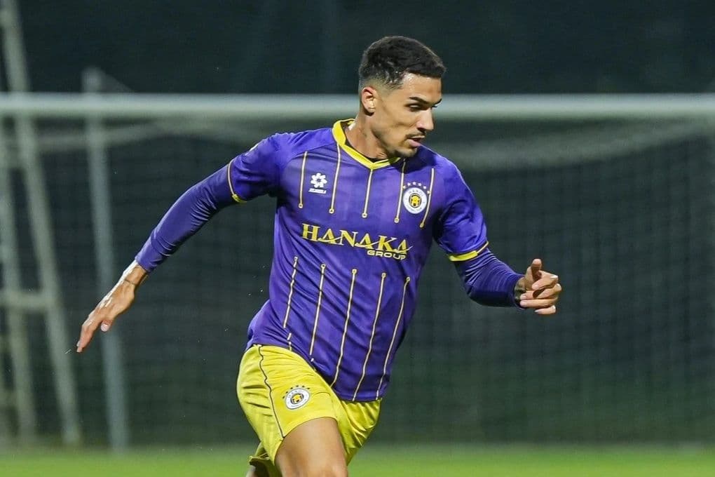 Đỗ Hoàng Hên trong màu áo CLB, thể hiện vai trò nhạc trưởng trên sân cỏ V-League.