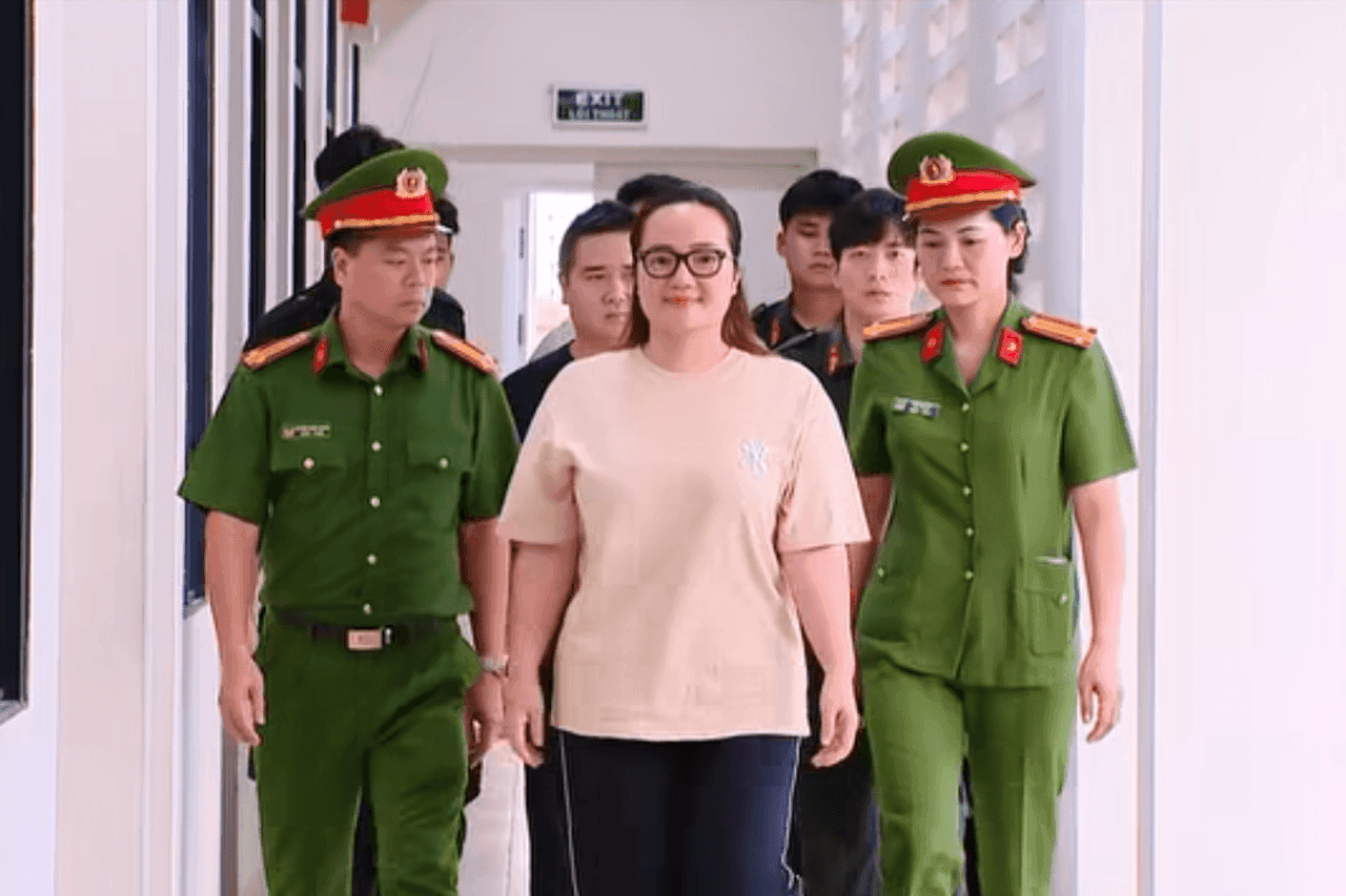 Hoàng Hường bị công an dẫn giải, đánh dấu sự sụp đổ của thương hiệu cá nhân và niềm tin công chúng.
