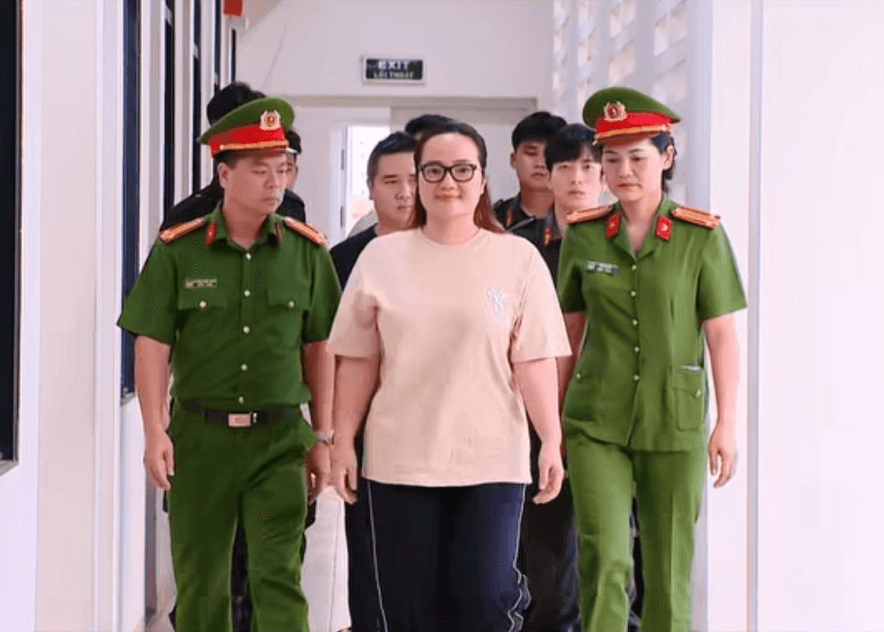Hoàng Hường bị công an áp giải, biểu tượng cho sự sụp đổ của một hiện tượng mạng.