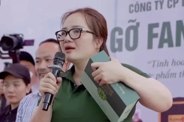 Hoàng Hường, nhân vật chính của bài viết, phát biểu tại một sự kiện, thể hiện hình ảnh nữ doanh nhân và quảng bá sản phẩm.