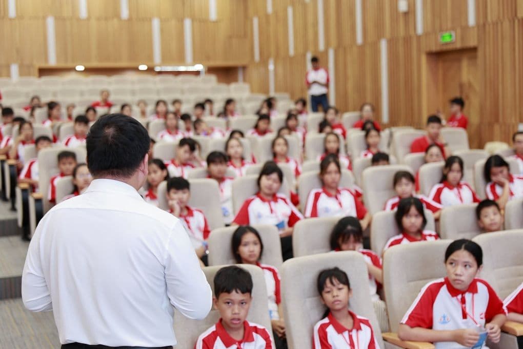Hoàng Nam Tiến truyền cảm hứng cho thế hệ trẻ trong một buổi diễn thuyết.