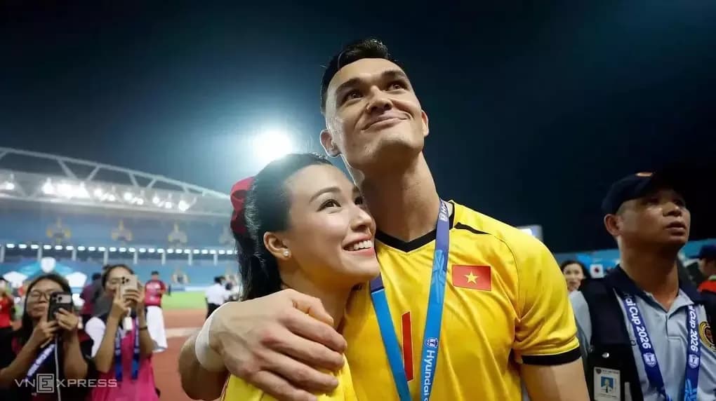 Hoàng Oanh và Patrik Lê Giang ôm nhau tình cảm trên sân vận động Mỹ Đình sau chiến thắng.