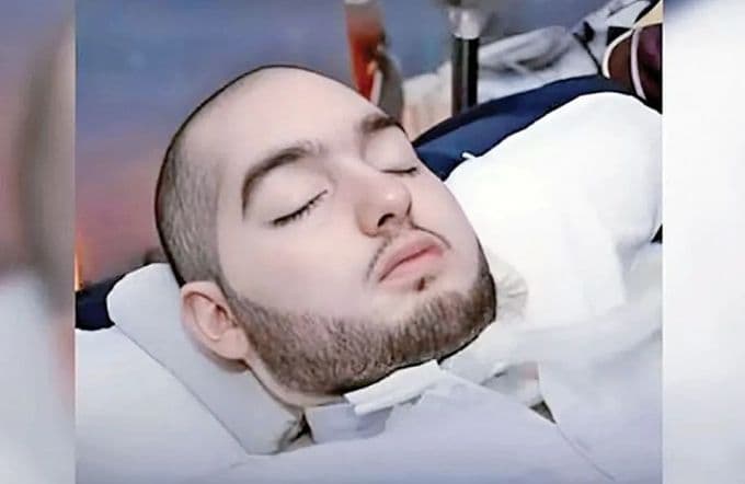 Hoàng tử Alwaleed bin Khalid bin Talal bin Abdulaziz Al Saud trong trạng thái hôn mê, được biết đến là 'Hoàng tử ngủ yên'.