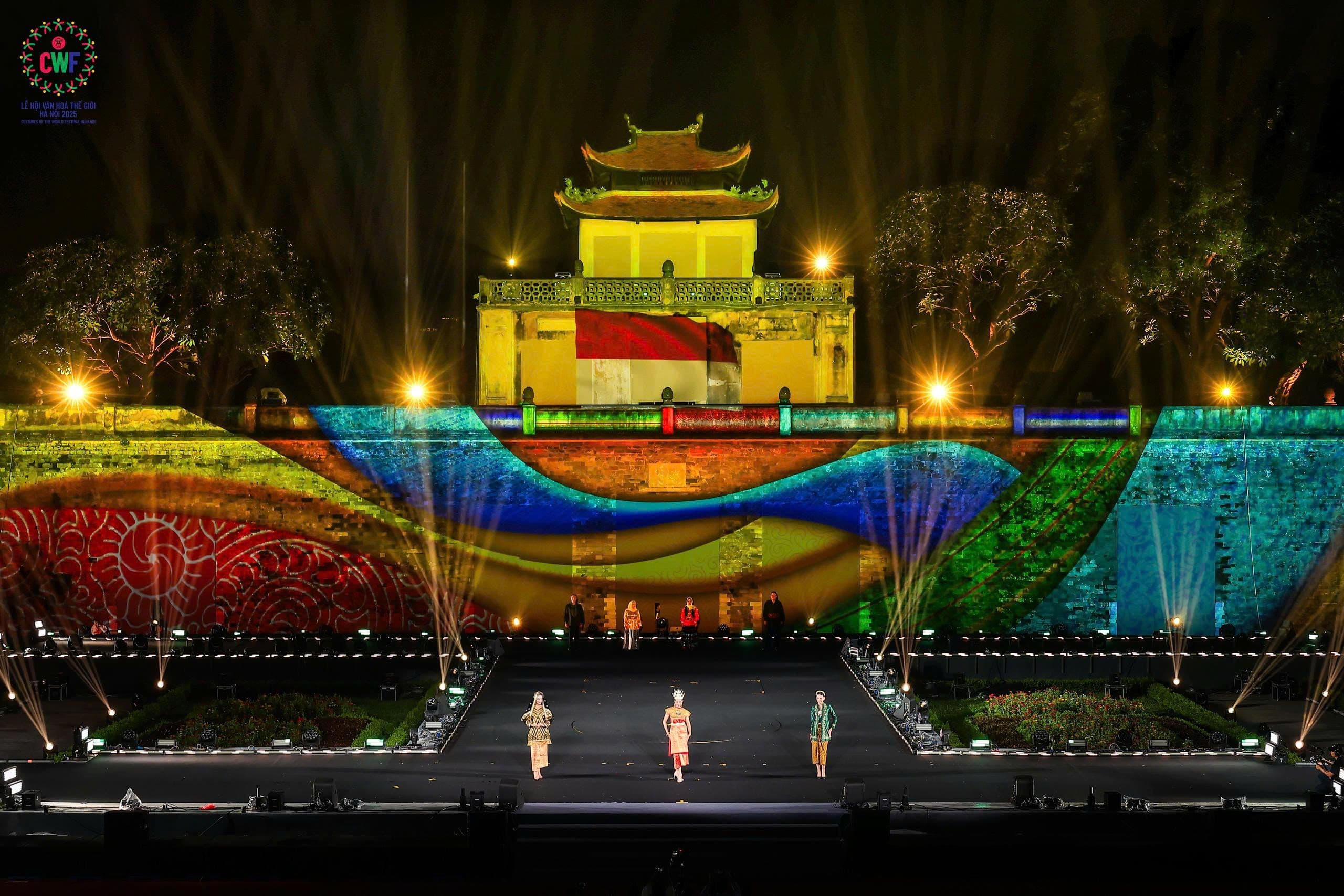 Hoàng thành Thăng Long rực rỡ trong đêm khai mạc Lễ hội Văn hóa Thế giới với ánh sáng và trình diễn nghệ thuật.