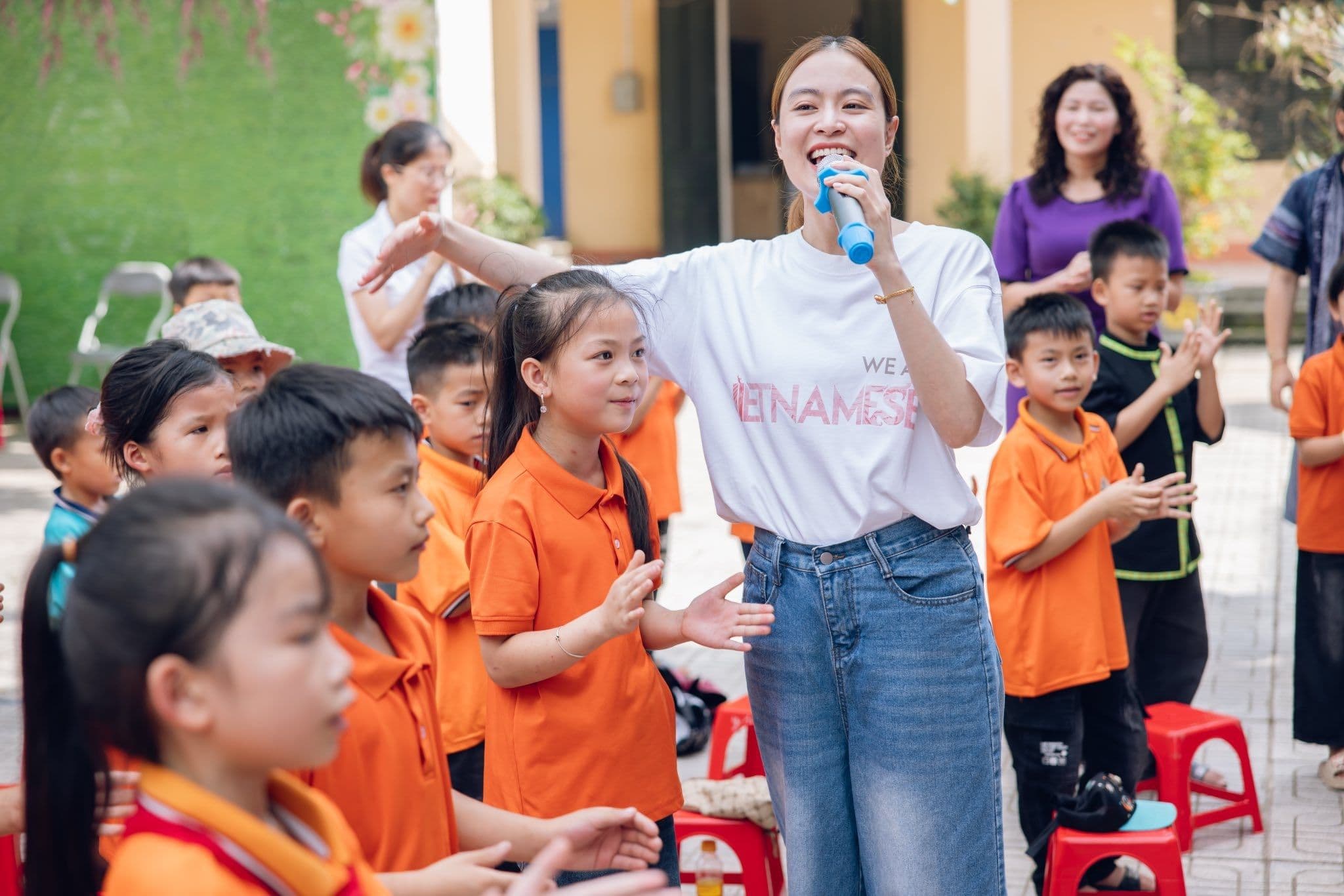 Hoàng Thùy Linh giao lưu cùng trẻ em trong chiếc áo 'We Are Vietnamese'.