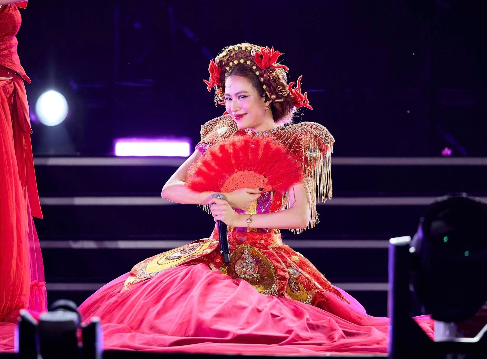 Hoàng Thùy Linh trình diễn trên sân khấu với trang phục truyền thống cách điệu.