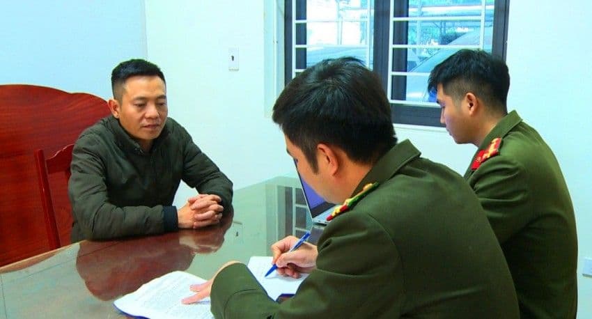 Hoàng Văn Toàn, người sáng lập 'thần dược' giả Hoàng Minh Đường, tại cơ quan điều tra.