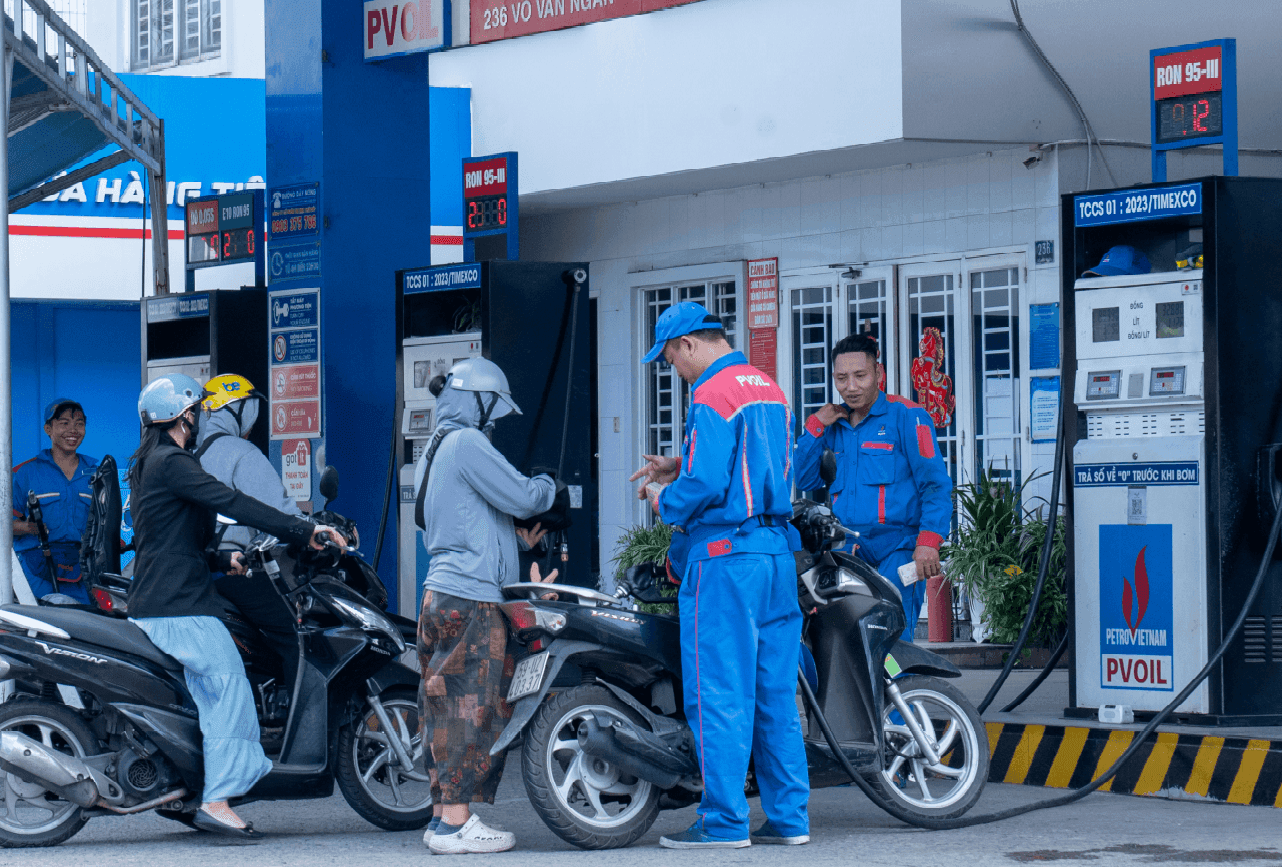 Hoạt động tại trạm xăng, thể hiện sự ổn định thị trường năng lượng và hỗ trợ doanh nghiệp
