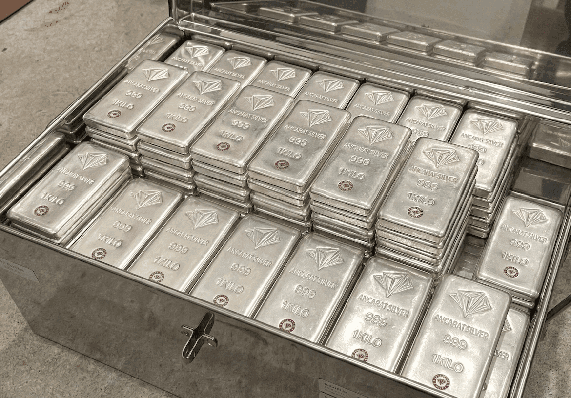 Hộp chứa nhiều thỏi bạc 1kg của Ancarat, tượng trưng cho giá trị kim loại quý trong bối cảnh thị trường biến động.