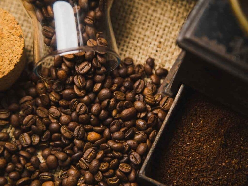 Hạt cà phê rang và cà phê bột, biểu tượng cho thị trường cà phê đang biến động mạnh mẽ.