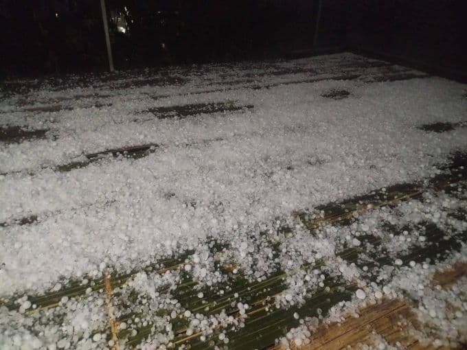 Hạt mưa đá dày đặc phủ kín mặt đất ở Cao Bằng sau trận giông