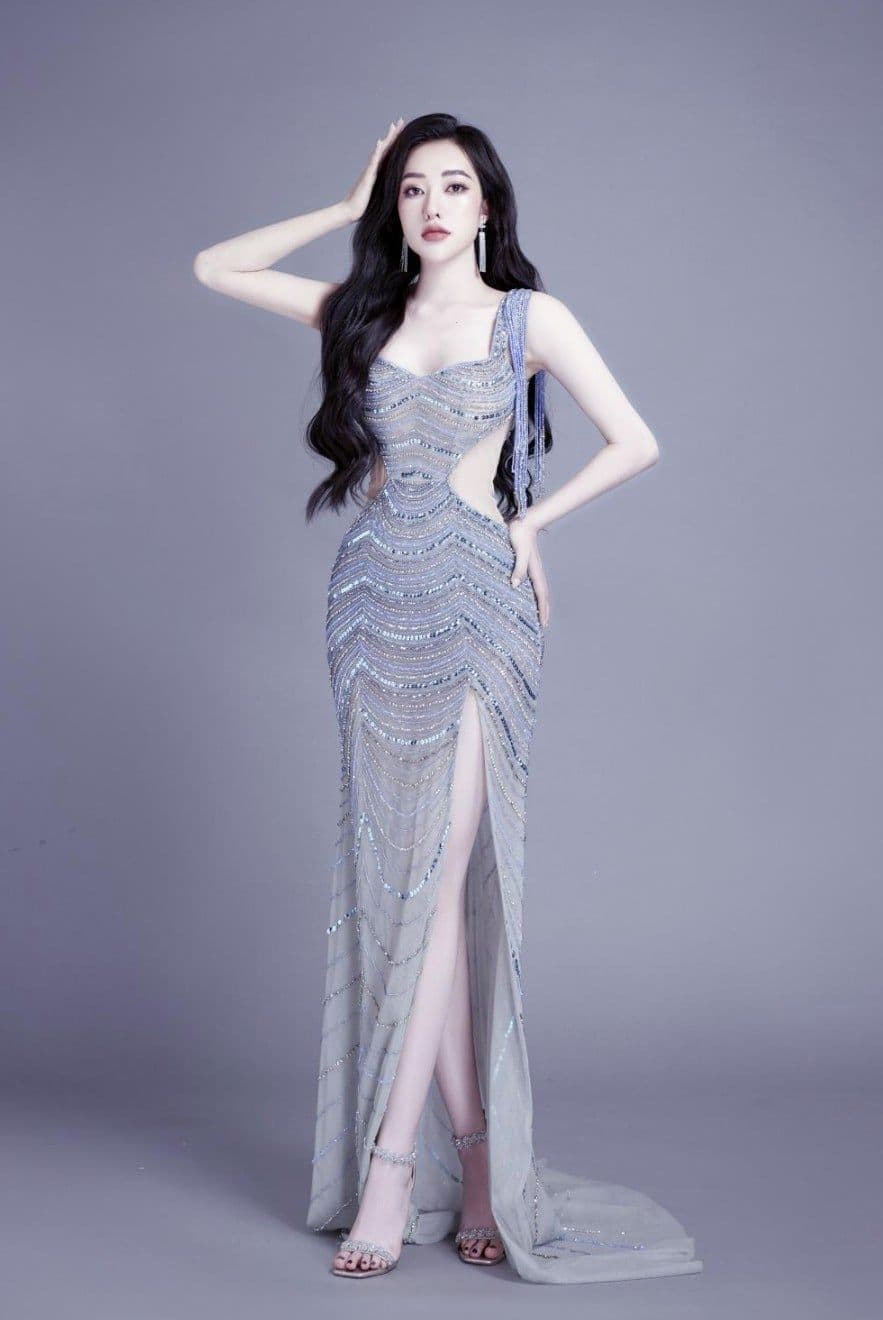 Á hậu Bùi Thị Mỹ Duyên trong bộ váy dạ hội lộng lẫy, thể hiện sự kết nối giữa trí tuệ và hào quang sân khấu.