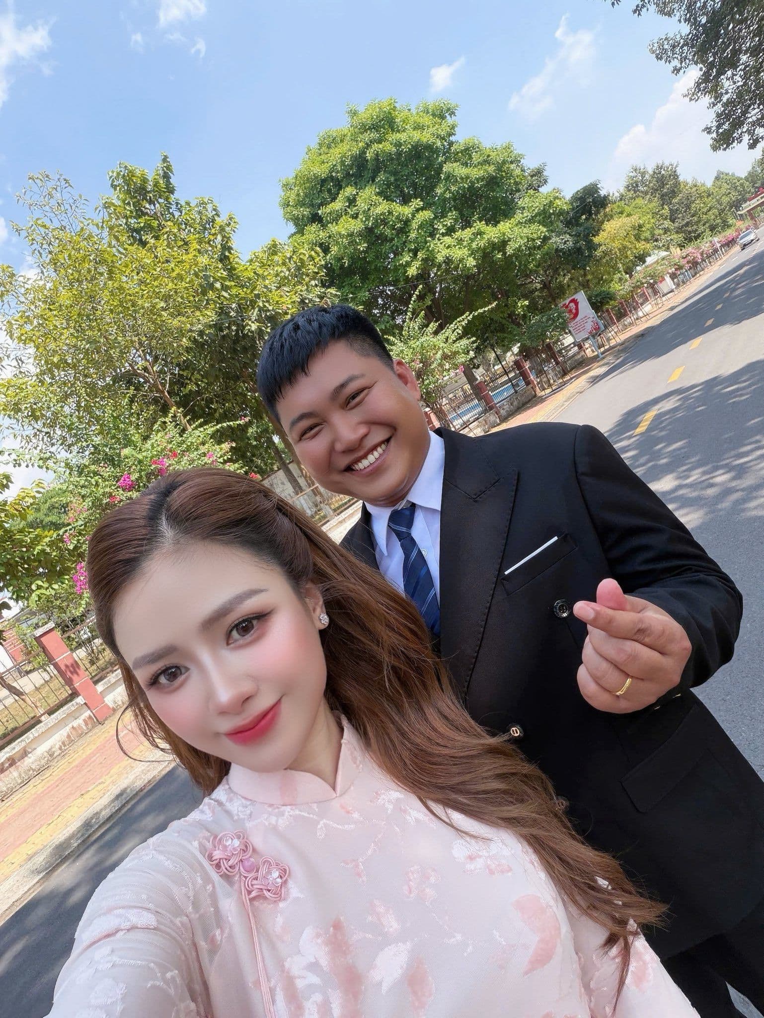 Hậu Hoàng duyên dáng trong trang phục truyền thống, nằm trên một chiếc thuyền, tượng trưng cho 'chiếc thuyền ma' mà công chúng đã 'đẩy'.