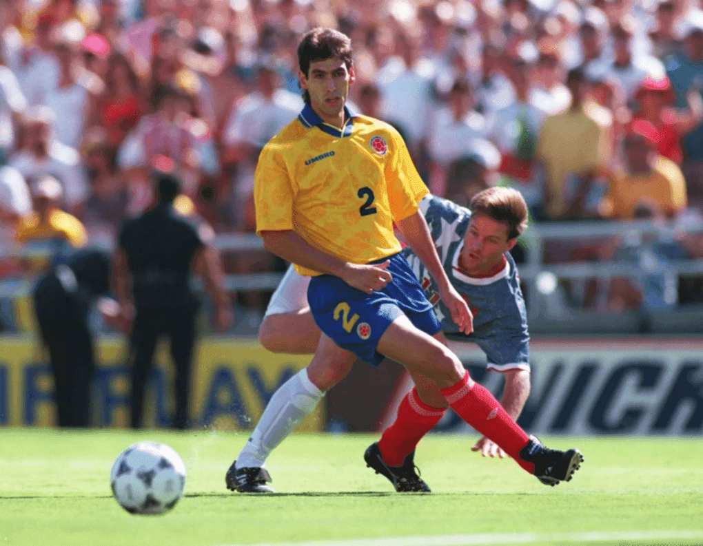 Hậu vệ Andrés Escobar của Colombia trong trận đấu định mệnh tại World Cup 1994.