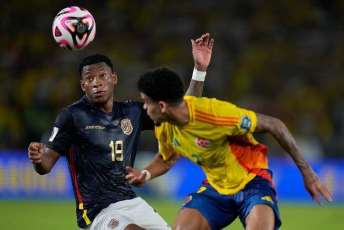 Hậu vệ cánh Gonzalo Plata của Ecuador tranh chấp bóng với Luis Diaz của Colombia, minh họa lối chơi phòng ngự chắc chắn và nỗ lực tấn công.