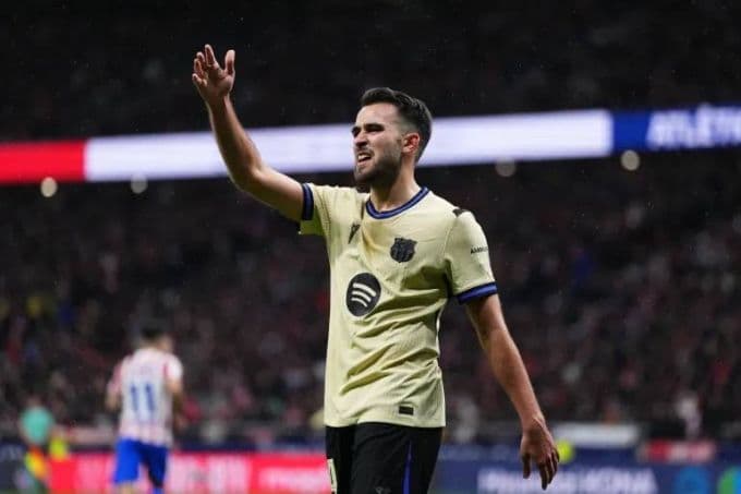 Hậu vệ Eric Garcia của Barcelona phản ứng sau khi nhận thẻ đỏ trực tiếp, làm trầm trọng thêm khủng hoảng của đội.