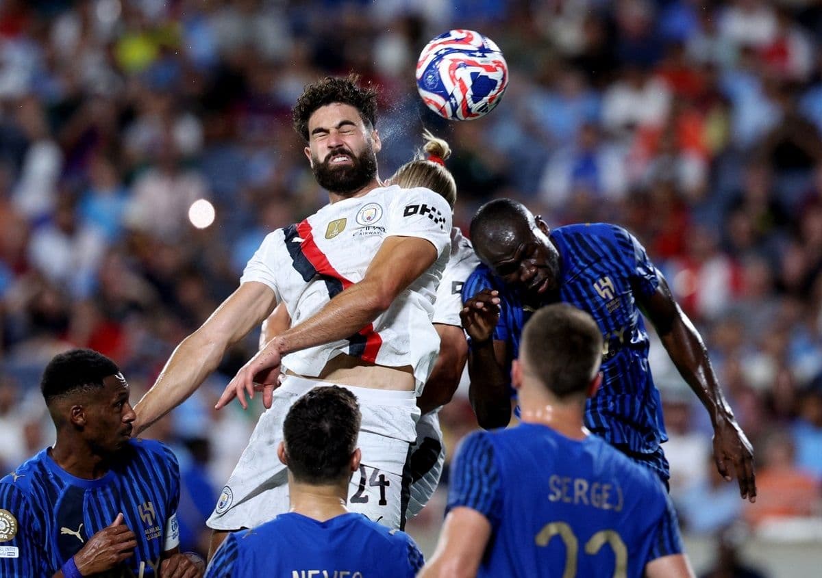 Hậu vệ Gvardiol của Man City tranh chấp bóng bổng với cầu thủ Al Hilal, thể hiện sự chắc chắn trong phòng ngự.