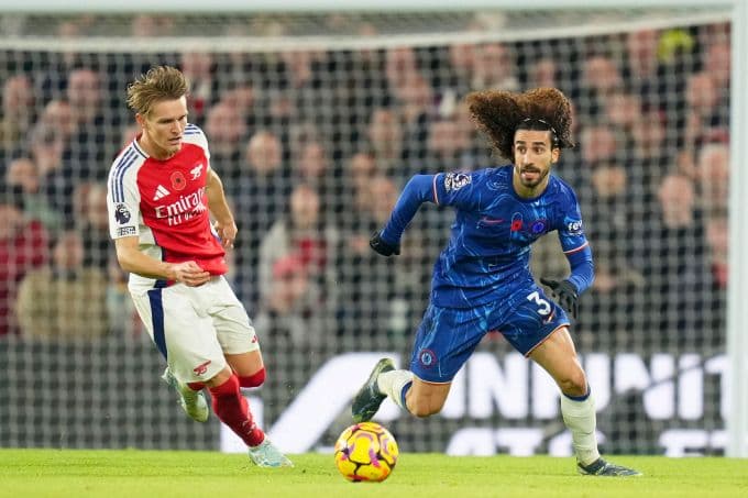 Hậu vệ Marc Cucurella của Chelsea tranh chấp bóng trên sân