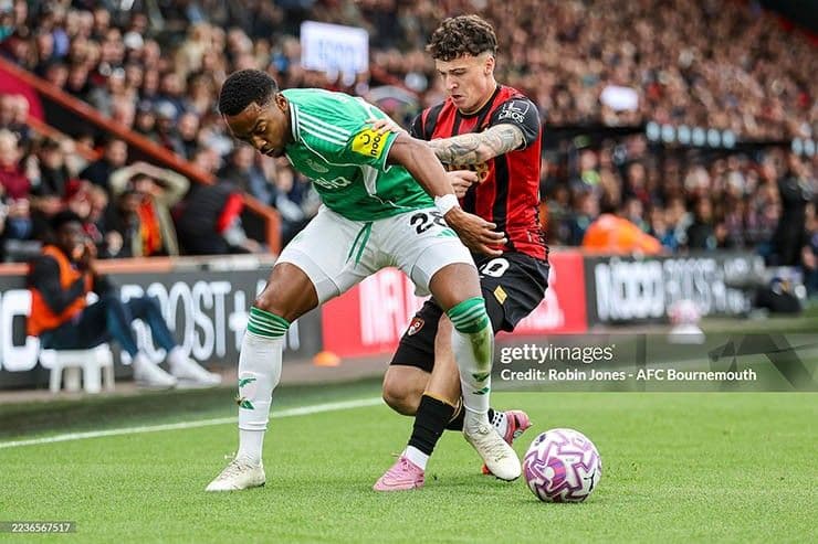 Hậu vệ Newcastle che chắn bóng, thể hiện sự kiên cường của hàng thủ trước sức ép tấn công từ Bournemouth.