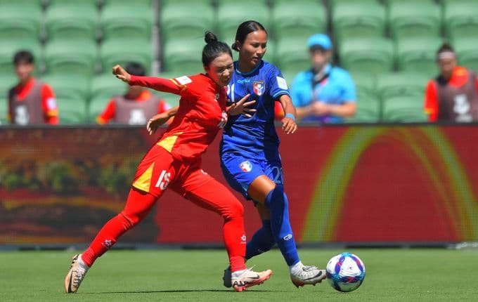 Hậu vệ Trần Thị Duyên của đội tuyển nữ Việt Nam tranh bóng quyết liệt, thể hiện tinh thần chiến đấu kiên cường trên sân cỏ.