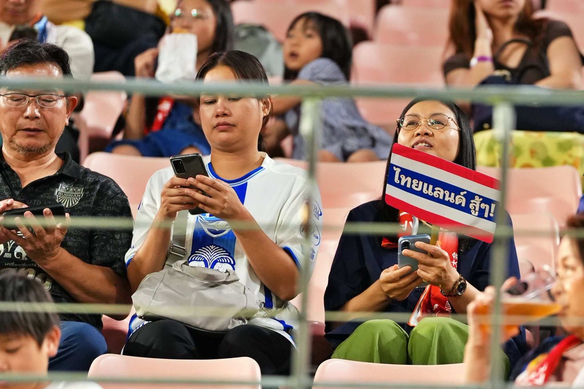 Hậu vệ U23 Thái Lan phá bóng giải nguy trước sức ép tấn công của U23 Nhật Bản, thể hiện hàng thủ kiên cường.