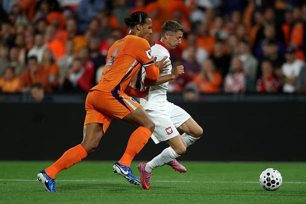 Hậu vệ Virgil van Dijk của Hà Lan đối đầu với tiền đạo Ba Lan, thể hiện sự căng thẳng của vòng loại World Cup