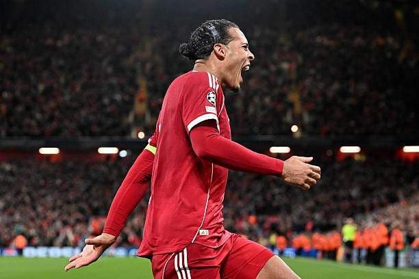 Hậu vệ Virgil van Dijk của Liverpool ăn mừng bàn thắng quyết định ở phút bù giờ, mang về chiến thắng kịch tính.
