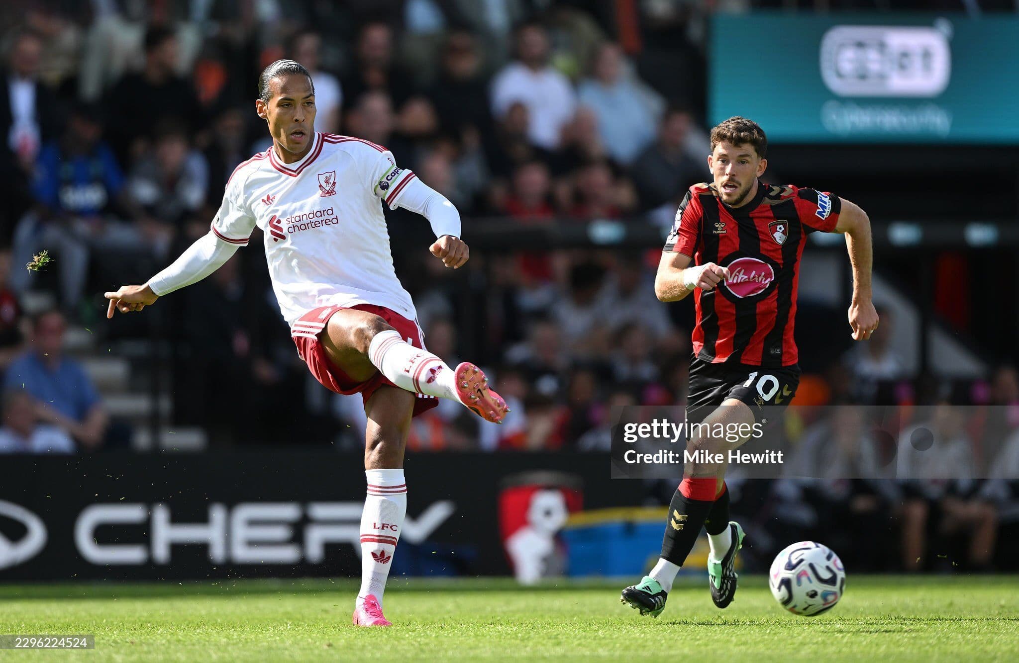 Hậu vệ Virgil van Dijk của Liverpool sút bóng trên sân khách, thể hiện nỗ lực của đội.