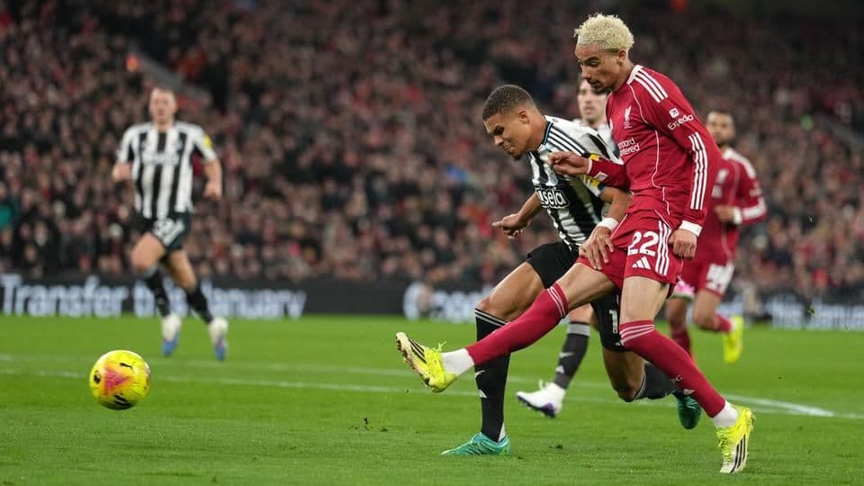 Hugo Ekitiké ghi bàn sau pha kiến tạo của Florian Wirtz trong trận đấu giữa Liverpool và Newcastle.