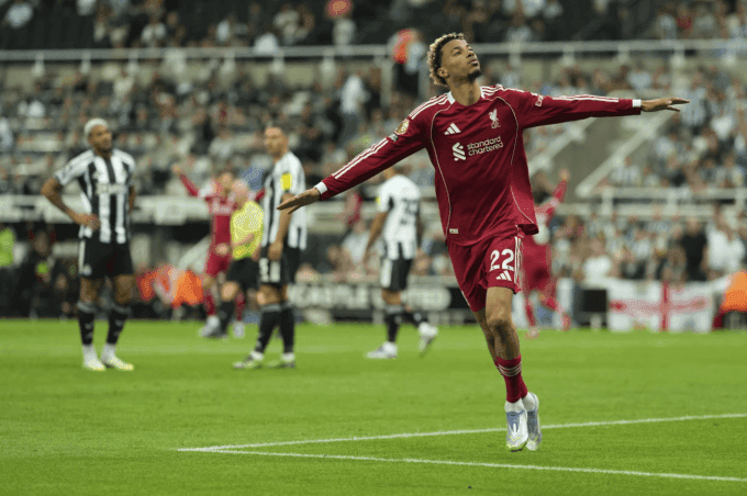 Hugo Ekitike ăn mừng bàn thắng nâng tỷ số lên 2-0 cho Liverpool đầu hiệp hai.