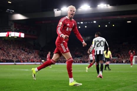 Hugo Ekitike ăn mừng bàn thắng, thể hiện niềm vui chiến thắng của Liverpool.