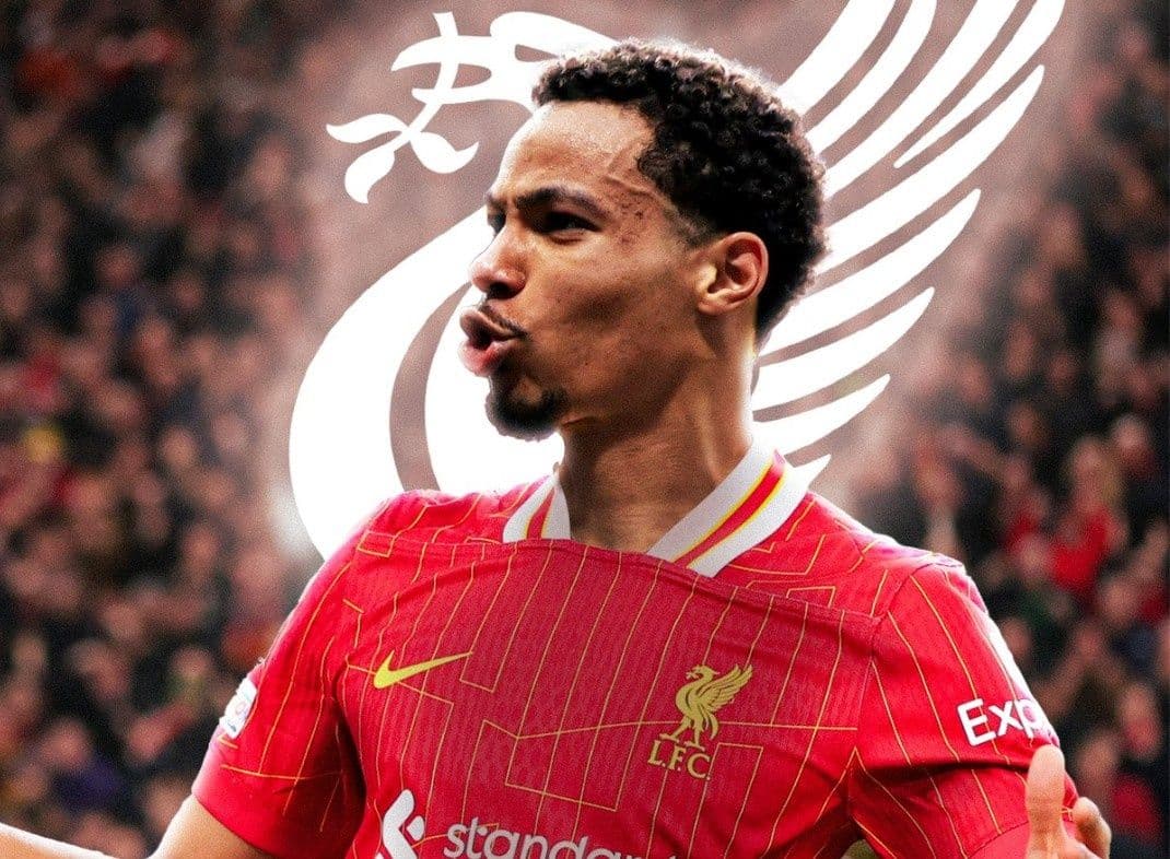 Hugo Ekitike trong màu áo Liverpool với logo CLB phía sau, tượng trưng cho thương vụ chuyển nhượng bom tấn.