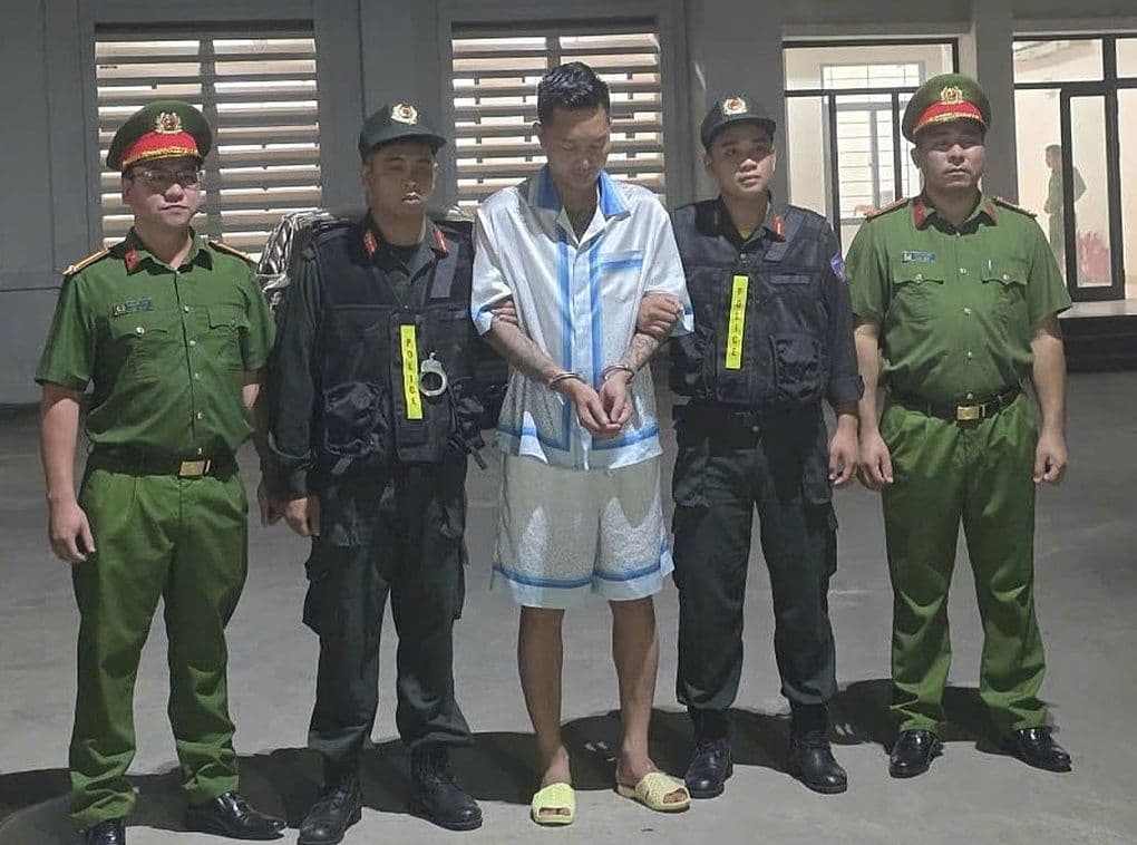 Huấn Hoa Hồng bị công an còng tay, biểu tượng cho sự sụp đổ của 'đế vương ảo' và đối mặt với pháp luật.