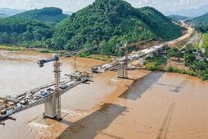 Huấn Hoa Hồng phô trương lối sống xa hoa với dàn siêu xe