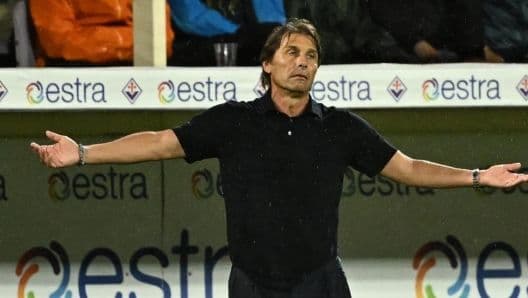 Huấn luyện viên Antonio Conte của Napoli trên sân trong trận đấu Serie A