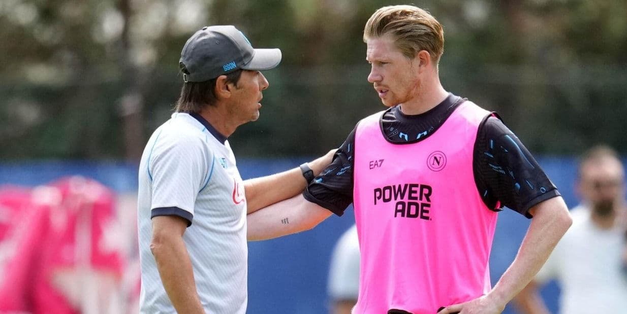 Huấn luyện viên Antonio Conte trao đổi với cầu thủ Napoli trong buổi tập tiền mùa giải.