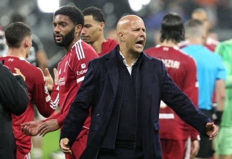 Huấn luyện viên Arne Slot của Liverpool ăn mừng chiến thắng sau trận đấu Champions League tại Eintracht Frankfurt.