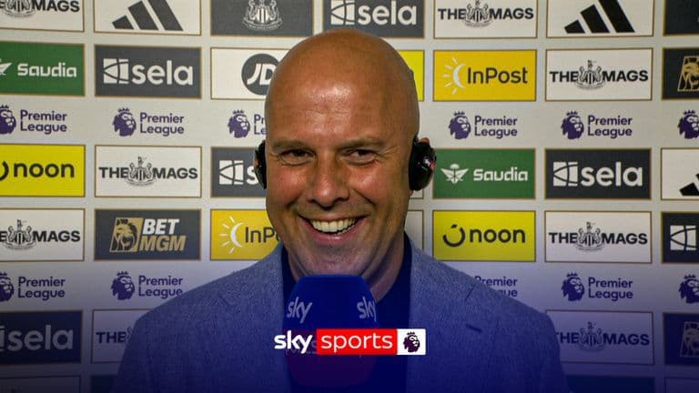 Huấn luyện viên Arne Slot mỉm cười trong cuộc phỏng vấn, thể hiện triết lý tin tưởng vào các tài năng trẻ của mình.