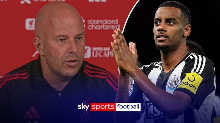 Huấn luyện viên Arne Slot và Alexander Isak, những nhân vật chính trong câu chuyện chuyển nhượng của Liverpool.