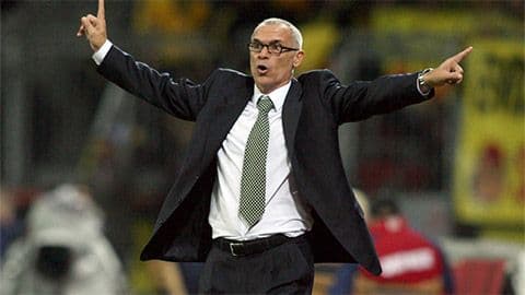 Huấn luyện viên bóng đá đang chỉ đạo trên sân, tượng trưng cho chiến lược của Hansi Flick tại Barcelona.