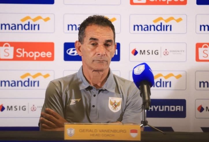 Huấn luyện viên bóng đá thể hiện sự lo lắng hoặc áp lực.