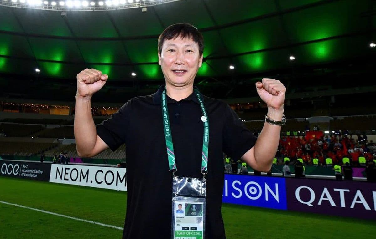 Huấn luyện viên bóng đá trong sân vận động, biểu tượng cho sự cần thiết của thượng tôn luật lệ và niềm tin trong bóng đá châu Á