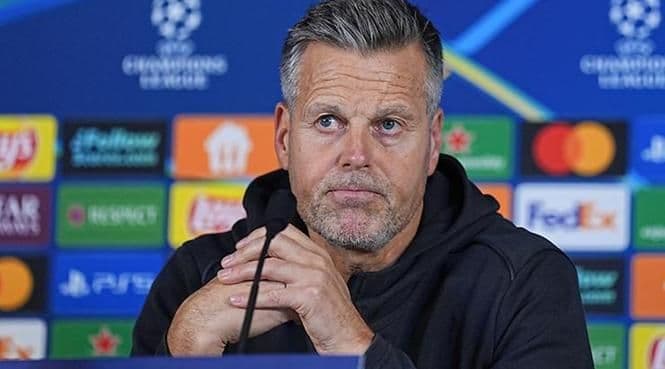 Huấn luyện viên Bodo/Glimt tại buổi họp báo, đội bóng đến từ thị trấn nhỏ Bodø với dân số tương đương sức chứa sân RAMS Park.