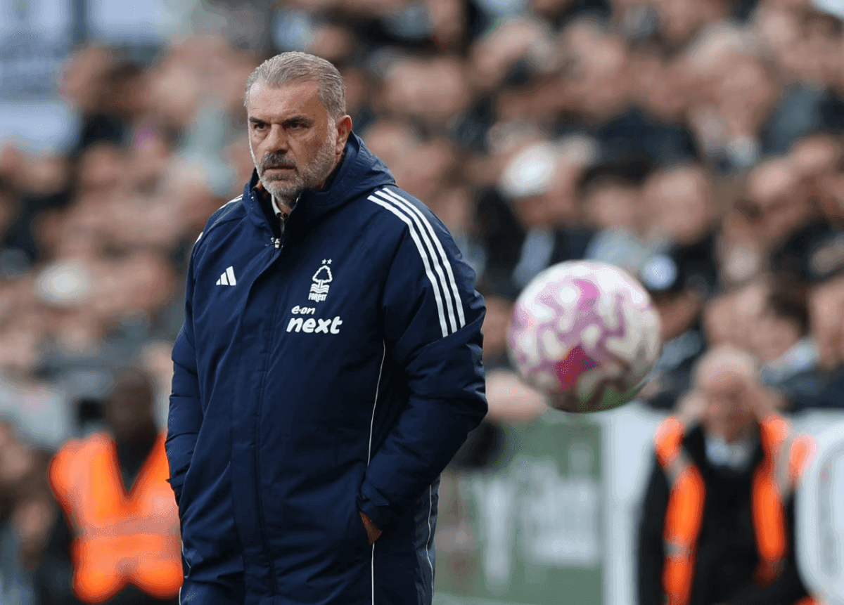 Huấn luyện viên của Nottingham Forest trên sân, đối mặt với thách thức cải thiện phong độ đội bóng.