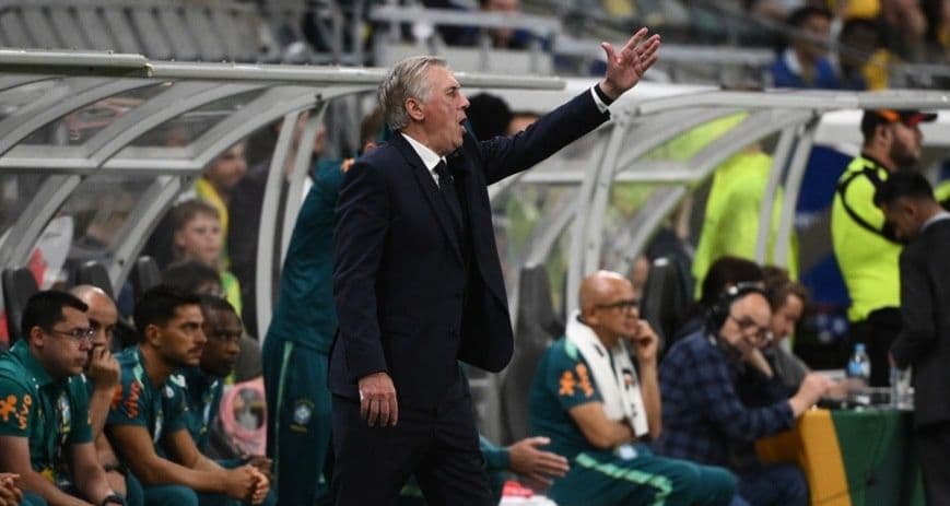 Huấn luyện viên Carlo Ancelotti của Brazil chỉ đạo trên sân trong trận đấu với Ấn Độ.