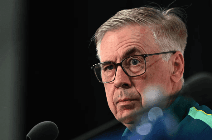 Huấn luyện viên Carlo Ancelotti tại buổi họp báo, thể hiện tâm thế thận trọng của Brazil trước World Cup.