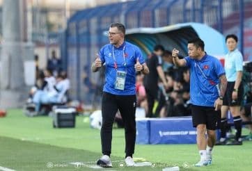 Huấn luyện viên chỉ đạo trên sân, thể hiện chiến lược và khát vọng chiến thắng của đội bóng