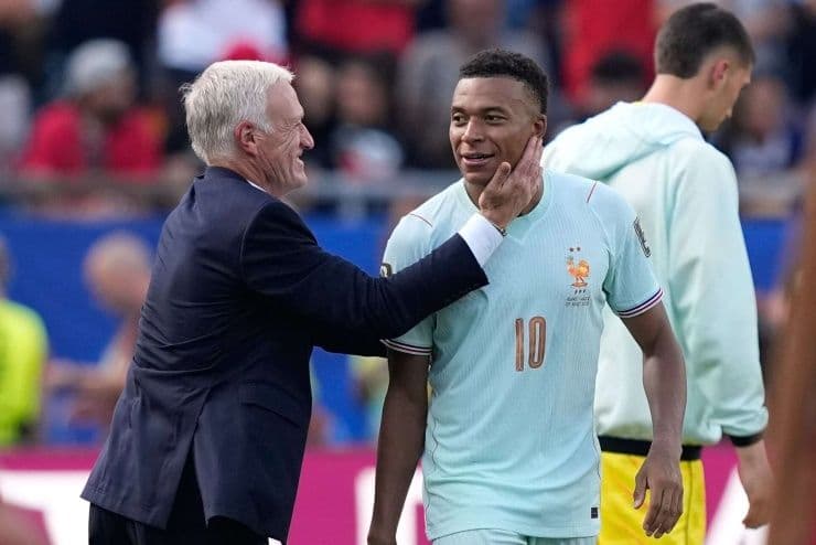 Huấn luyện viên Didier Deschamps và cầu thủ Kylian Mbappe của Pháp trên sân, tượng trưng cho sự giao thoa văn hóa và ảnh hưởng của bóng đá Pháp.
