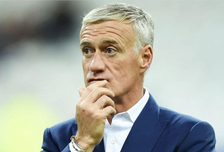 Huấn luyện viên Didier Deschamps với vẻ mặt trầm tư, tượng trưng cho việc đánh giá và rút ra bài học sau trận đấu để định hình chiến lược World Cup.