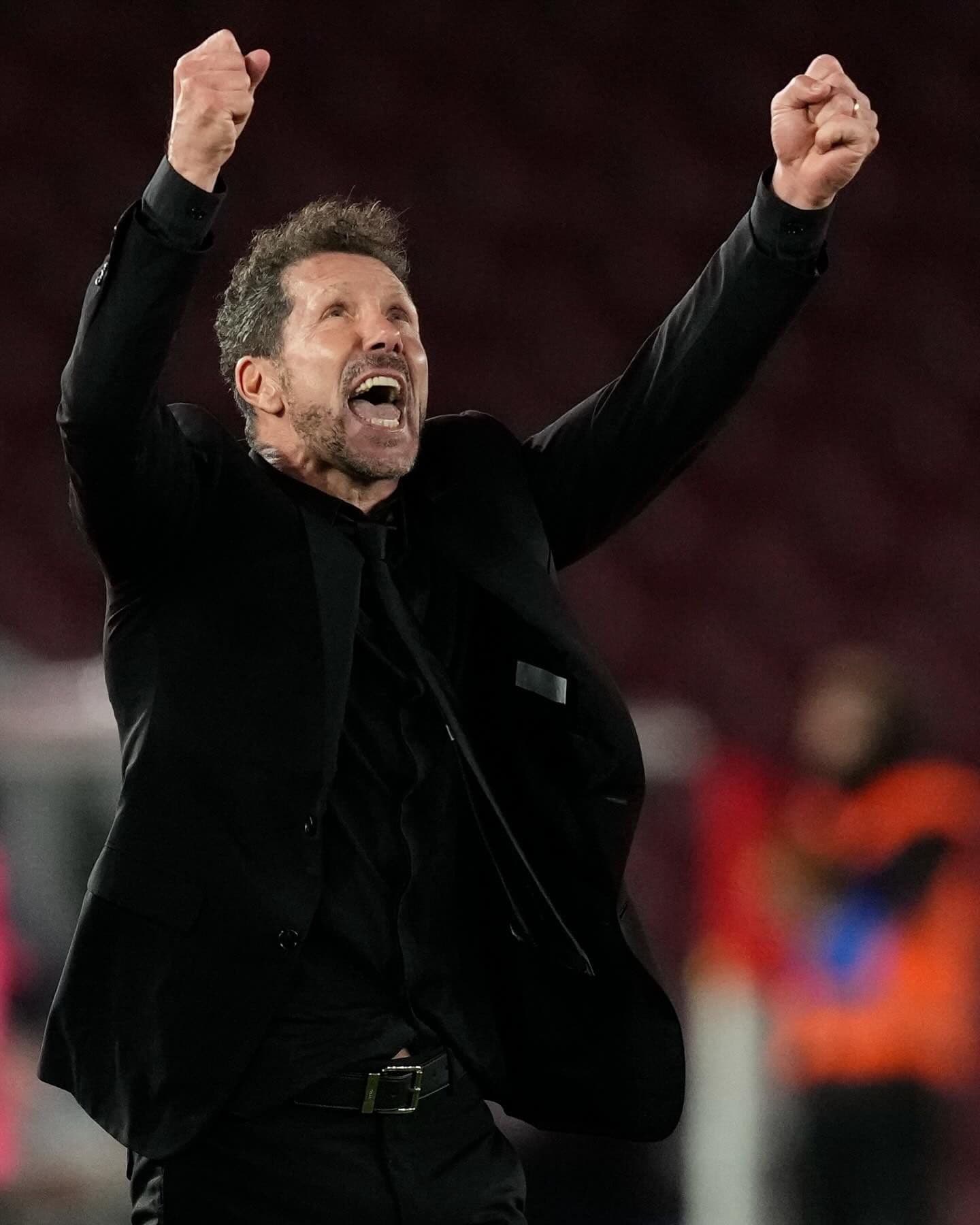 Huấn luyện viên Diego Simeone của Atletico Madrid ăn mừng, thể hiện bản lĩnh và kỷ luật phòng ngự của đội.